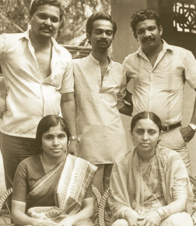 പി എം താജ്‌ (നിൽക്കുന്നവരിൽ മധ്യത്തിൽ) സുഹൃത്തുക്കൾക്കും  കുടുംബക്കാർക്കും  ഒപ്പം  